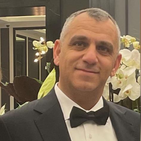 أكثر من 6 عقود من الريادة في صناعة اللوحات الإعلانية